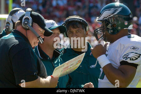 12. Oktober 2008 - San Francisco, Kalifornien - San Francisco 49ers gegen Philadelphia Eagles am Monster PARK Sonntag, 12. Oktober 2008. Philadelphia Eagles Cheftrainer Andy Reid und Co-Trainer beraten Sie sich mit Philadelphia Eagles-Quarterback Donovan McNabb #5 (Image Credit: © Al Golub/ZUMApress.com) Stockfoto