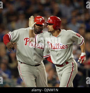 13. Oktober 2008 feiern - Los Angeles, Kalifornien, USA - Phillies SHANE VICTORINO, rechts, und RYAN HOWARD Victorino zwei nach Hause laufen gegen die Los Angeles Dodgers im achten Inning in Spiel vier der NLCS im Dodger Stadium. (Kredit-Bild: © Yong Kim/Philadelphia DailyNews/ZUMA Press) Stockfoto