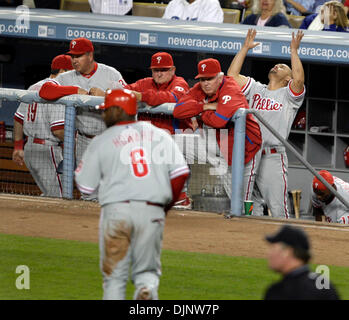 13. Oktober 2008 reagiert - Los Angeles, Kalifornien, USA - Philadelphia Phillies SHANE VICTORINO, Recht, nachdem Ryan Howard erzielte das Spiel 4: 3 gegen die Dodgers im sechsten Inning während NLCS Spiel 4 im Dodger Stadium zu binden. (Kredit-Bild: © Dave Maialetti/Philadelphia DailyNews/ZUMA Press) Stockfoto