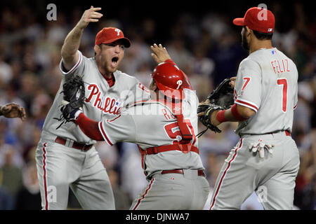 15. Oktober 2008 - Los Angeles, Kalifornien, USA - Phillies näher BRAD LIDGE, links, rennt zu CARLOS RUIZ, Zentrum, wer das letzte im Dodger Stadium in Spiel 5 des NLCS ertappt. (Kredit-Bild: © Ron Cortes/Philadelphia DailyNews/ZUMA Press) Stockfoto