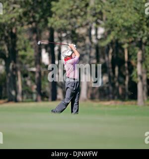 19. Oktober 2008 - The Woodlands, Texas, USA - SANDY LYLE Augen sein Schuss aus dem 11. Loch von The Woodlands Country Club Turnierplatz bei der Endrunde des Spiels in der 2008 Administaff Small Business Classic auf Sonntag, 19. Oktober 2008 in The Woodlands, TX.  (Kredit-Bild: © Eric Swist/ZUMA Press) Stockfoto