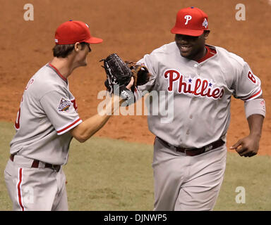 Feiern Sie 22. Oktober 2008 - St. Petersburg, Florida, USA - COLE HAMELS, links, und RYAN HOWARD, Recht, die dritte aus der 7. Inning wie Phillies ein Spiel der World Series 3: 2 über die Tampa Bay Rays im Tropicana Field gewinnen. Philadelphia schlug den ersten Schlag der 104. World Series gegen Tampa 3-2 in die Öffnung Spiel sieben. (Kredit-Bild: © David Maialetti/Philadelphia D Stockfoto