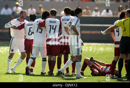 26. Oktober 2008 - Carson, Kalifornien, USA - DAVID BECKHAM ist wütend und hielt zurück von einem FC Dallas-Spieler während einer MLS-Fußballspiel zwischen den Los Angeles Galaxy und FC Dallas mit einem 2: 2-Unentschieden endete. Dies war das letzte Spiel von einer enttäuschenden Saison für die Los Angeles Galaxy, in dem sie es versäumt, die MLS Playoffs. (Kredit-Bild: © Jonathan Alcorn/ZUMA Press) Stockfoto