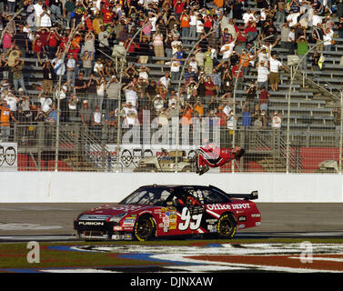 26. Oktober 2008 - Hampton, Georgia, USA - NASCAR 2008 - CARL EDWARDS Fahrer # 99 Office Depot Ford macht einen Backflip nach dem Gewinn der Pep Boys Auto 500 auf dem Atlanta Motor Speedway am Sonntag, 26. Oktober 2008 in Hampton, Georgia (Credit-Bild: © Timothy L. Hale/ZUMA drücken) Stockfoto