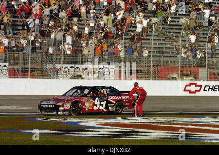 26. Oktober 2008 - Hampton, Georgia, USA - NASCAR 2008 - CARL EDWARDS Fahrer # 99 Office Depot Ford macht einen Backflip nach dem Gewinn der Pep Boys Auto 500 auf dem Atlanta Motor Speedway am Sonntag, 26. Oktober 2008 in Hampton, Georgia (Credit-Bild: © Timothy L. Hale/ZUMA drücken) Stockfoto