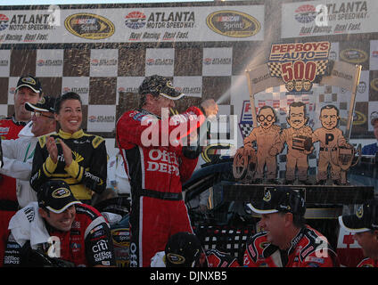 26. Oktober 2008 - Hampton, Georgia, USA - NASCAR 2008 - CARL EDWARDS Fahrer # 99 Office Depot Ford feiert nach dem Sieg der Pep Boys Auto 500 auf dem Atlanta Motor Speedway am Sonntag, 26. Oktober 2008 in Hampton, Georgia (Credit-Bild: © Timothy L. Hale/ZUMA drücken) Stockfoto