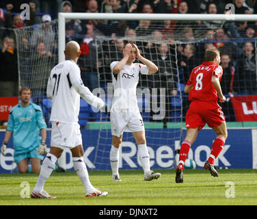 Liverpools Steven Gerrard feiert sein Ziel als Bolton Spieler ihre Köpfe halten nach Bolton Wanderers Jussi Jaaskelainen ein weiches Ziel verschenkte (Kredit-Bild: © Fotograf/Cal Sport Media) Stockfoto