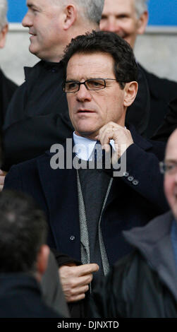 England-Manager Fabio Capello passt seine Krawatte, als er seinen Platz nimmt (Credit-Bild: © Fotograf/Cal Sport Media) Stockfoto