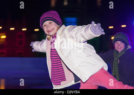 Eisläufer Tabitha Barlow, 8 und Albie Barlow, 5, testen Sie die Hampton Court Palace Eisbahn vor der Eröffnung für die Öffentlichkeit am Samstag, 30. November bis 13. Januar Stockfoto