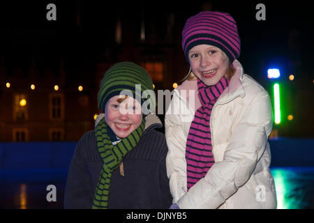 Eisläufer Tabitha Barlow, 8 und Albie Barlow, 5, testen Sie die Hampton Court Palace Eisbahn vor der Eröffnung für die Öffentlichkeit am Samstag, 30. November bis 13. Januar Stockfoto