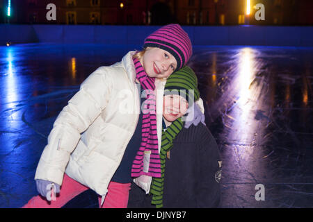 Eisläufer Tabitha Barlow, 8 und Albie Barlow, 5, testen Sie die Hampton Court Palace Eisbahn vor der Eröffnung für die Öffentlichkeit am Samstag, 30. November bis 13. Januar Stockfoto