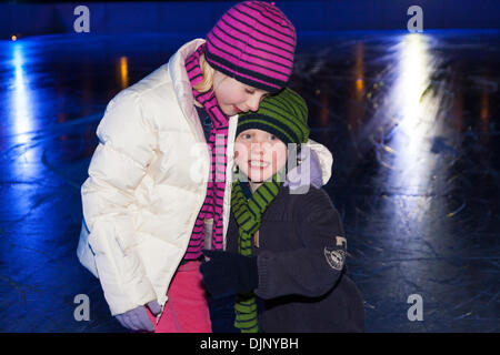 Eisläufer Tabitha Barlow, 8 und Albie Barlow, 5, testen Sie die Hampton Court Palace Eisbahn vor der Eröffnung für die Öffentlichkeit am Samstag, 30. November bis 13. Januar Stockfoto