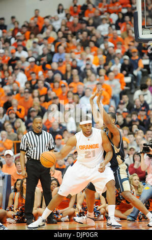 1. März 2008: Der University of Pittsburgh Panthers Mens Basketball-Team besiegt die Syracuse University Orange 82-77 an den Carrier Dome in Syracuse, New York. Syrakus-Zentrum in Aktion gegen Pittsburgh Arinze Onuaku (#21). (Kredit-Bild: © Alan Schwartz/Cal-Sport-Medien) Stockfoto