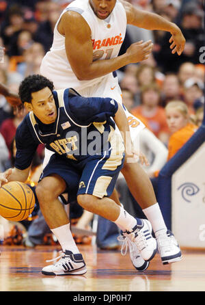 1. März 2008: Der University of Pittsburgh Panthers Mens Basketball-Team besiegt die Syracuse University Orange 82-77 an den Carrier Dome in Syracuse, New York. Tiefgreifender guard Ronald Ramon (#4) in Aktion während des Spielens von Syrakus. (Kredit-Bild: © Alan Schwartz/Cal-Sport-Medien) Stockfoto