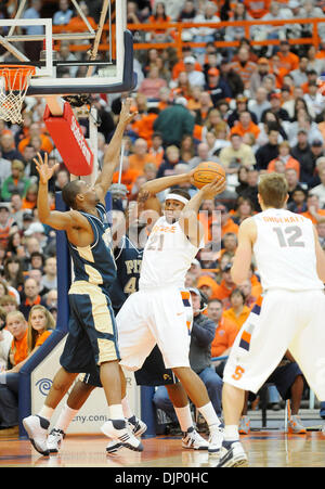 1. März 2008: Der University of Pittsburgh Panthers Mens Basketball-Team besiegt die Syracuse University Orange 82-77 an den Carrier Dome in Syracuse, New York. Syrakus-Zentrum in Aktion gegen Pittsburgh Arinze Onuaku (#21). (Kredit-Bild: © Alan Schwartz/Cal-Sport-Medien) Stockfoto