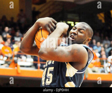 1. März 2008: Der University of Pittsburgh Panthers Mens Basketball-Team besiegt die Syracuse University Orange 82-77 an den Carrier Dome in Syracuse, New York. Pittsburgh vorwärts Dejuan Blair (#45) halten Sie den Ball während des Spiels Syrakus. (Kredit-Bild: © Alan Schwartz/Cal-Sport-Medien) Stockfoto