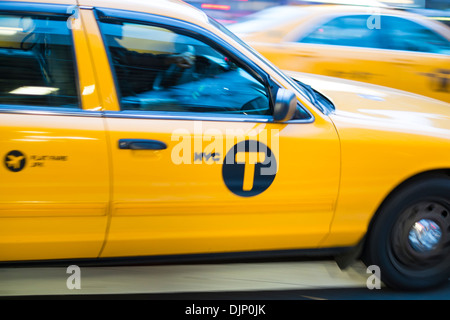 NEW YORK, USA - 21 NOVEMBER: Verschwommen Bewegungsaufnahme des berühmten New Yorker yellow Taxi. 21. November 2013 in New York. Stockfoto