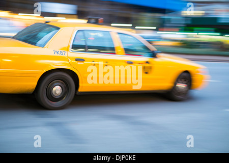 NEW YORK, USA - 21 NOVEMBER: Verschwommen Bewegungsaufnahme des berühmten New Yorker yellow Taxi. 21. November 2013 in New York. Stockfoto