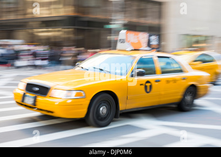 NEW YORK, USA - 23 NOVEMBER: Verschwommen Bewegungsaufnahme des berühmten New Yorker yellow Taxi. 23. November 2013 in New York. Stockfoto