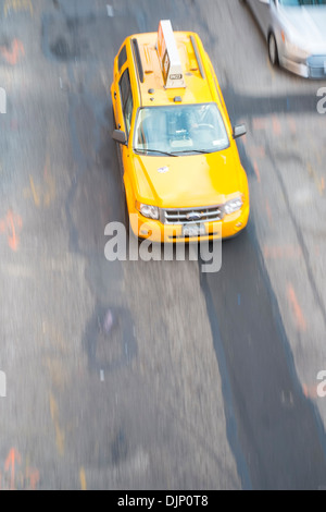 NEW YORK, USA - 23 NOVEMBER: High Angle verschwommen Bewegungsaufnahme des berühmten New Yorker yellow Taxi. 23. November 2013 in New York. Stockfoto