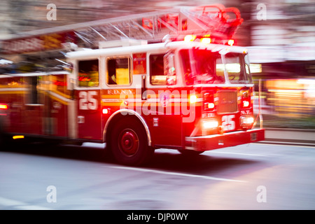 NEW YORK, USA - 21 NOVEMBER: Verschwommen Bewegungsaufnahme des berühmten New Yorker Feuerwehrauto mit Blaulicht. 21. November 2013 in New Yo Stockfoto