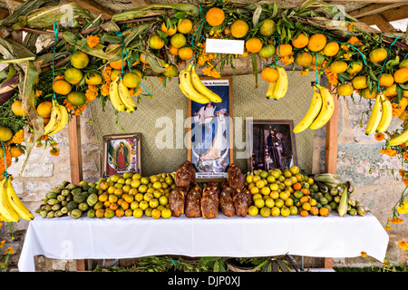 Ein Altar oder Ofrendas richten Sie zur Feier des Tages der Toten Festival bekannt in Spanisch als Día de Muertos 1. November 2013 in Oaxaca, Mexiko. Stockfoto