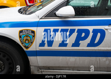 NEW YORK, USA - NOVEMBER 22: Detail Pforte in der New Yorker Polizei Auto Kamm und NYPD Buchstaben zeigen. 22. November 2013 in New York. Stockfoto