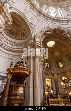 Reich verzierte Holz und gold Kanzel im Berliner Dom oder im Berliner Dom, erbaut im Jahre 1905 von König Frederick William IV. Stockfoto