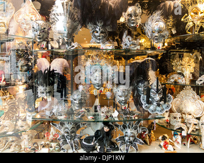 Carnevale di Venezia, Karnevalsmasken im venezianischen Schaufenster, Venedig, Italien Stockfoto