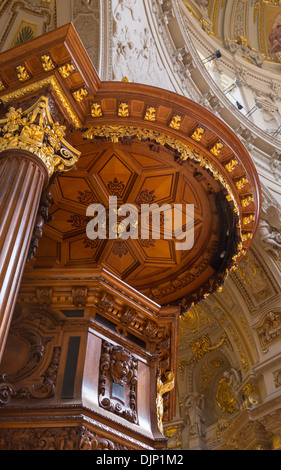 Reich verzierte Holz und gold Kanzel im Berliner Dom oder im Berliner Dom, erbaut im Jahre 1905 von König Frederick William IV. Stockfoto