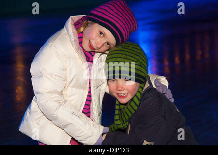 Eisläufer Tabitha Barlow, 8 und Albie Barlow, 5, testen Sie die Hampton Court Palace Eisbahn vor der Eröffnung für die Öffentlichkeit am Samstag, 30. November bis 13. Januar Stockfoto