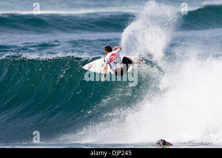 20. November 2008 - Haleiwa, Hawaii, USA - GREG EMSLIE (East London, Südafrika) gewann seinen Vorlauf in der Runde von 64 auf dem Reef Hawaiian Pro Haleiwa Beach Park in Haleiwa. Emslie zwei Welle Bestnoten in waren eine 7.17 und eine 7.33 (von möglichen 10) in Höhe von einem Hitze-Score von 14,50. Emslie besiegte Pancho Sullivan (HAW), Flynn Novak (HAW) und Fredrick Patacchia (HAW). Emslie fährt Stockfoto