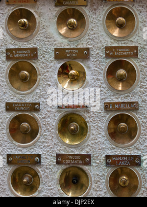 Alte verzierte dekorative Messing-Klingeltastern und italienischen Namensschilder, Venedig, Italien. Stockfoto