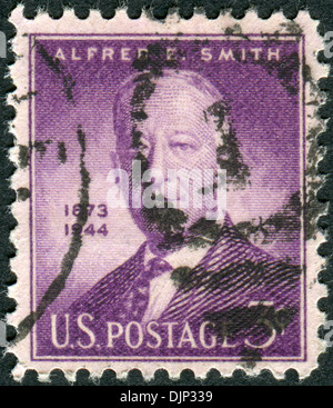 USA - ca. 1945: Briefmarke gedruckt in den USA, ein Porträt 42. Gouverneur von New York, Alfred Emanuel 'Al' Smith, ca. 1945 Stockfoto