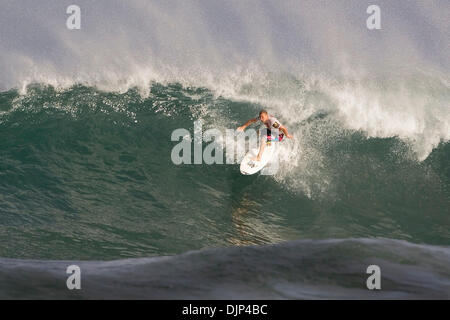 14. November 2008 - Haleiwa, Hawaii, USA - TIMMY REYES (Kalifornien, USA) bleibt im Rennen um den REEF Hawaiian Pro Titel nach dem Gewinn seiner Runde 96 Wärmeregelung Haleiwa Ali ' i Beach Park, Hawaii heute.  Im ersten Durchgang des Morgens Reyes besiegt lokalen Dustin Quizon (Haw), Heitor Alves (Brz) und Matt Wilkinson (Aus), gelangen in die nächste Runde, wenn Wettbewerb fortgesetzt wird. $17 Stockfoto