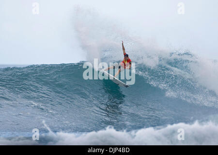 14. November 2008 - Haleiwa, Hawaii, USA - MAKUAKAI ROTHMAN (Hawaii) (Bild) gewann eines der Ereignisse in der 2007 Triple Crown und bleibt zu andern nach voran durch seine Runde von 96 Hitze heute um die REEF Hawaiian Pro statt in Haleiwa Ali ' i Beach Park, Hawaii zu qualifizieren.  Rothman rückte durch zwei Durchgängen heute in das erste, was, das er den zweiten hinter staubigen Payne Platz Stockfoto