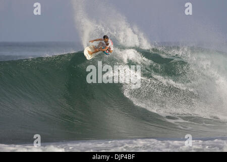 14. November 2008 - Haleiwa, Hawaii, USA - YURI SODRE (Brasilien) (Bild) gewann heute seine Runde 96 Wärmeregelung REEF Hawaiian Pro statt auf Halweiwa Ali ' i Beach Park, Hawaii.  Sieg über lokale Charlie Carrol (Haw) rückte er in die nächste Runde statt, wenn Wettbewerb fortgesetzt wird.  Die $170.000 Reef Hawaiian Pro ist ein Männer und Frauen 6-Sterne bewertet ASP World Qualifying Series eve Stockfoto