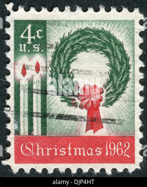 USA - ca. 1962: Briefmarken gedruckt in USA, Weihnachts-Ausgabe zeigt Kranz und Kerzen, ca. 1962 Stockfoto