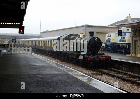 Dampf Lok 'Hercules' GWR 4200 Klasse - Anzahl 4277 Eingabe Churston Bahnhof bei Starkregen Stockfoto