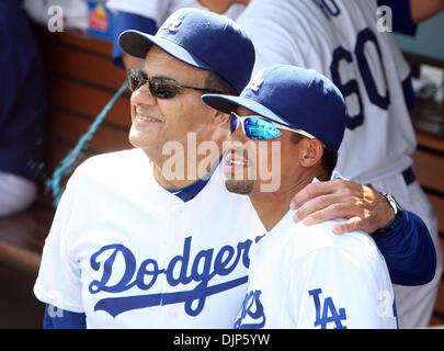 28. März 2008 - Los Angeles, Kalifornien - Los Angeles Dodgers-Manager Joe Torre, schlagen links, mit Rafael Furcal als Torre zog sich nach dem letzten Spiel der Saison als die Dodgers die Diamondbacks 3-1 während ein Hauptliga-Baseballspiel im Dodger Stadium auf Sonntag, 3. Oktober 2010, in Los Angeles. (SGVN/Personal Foto von Keith Birmingham/Sport) (Kredit-Bild: © San Gabriel Valley Stockfoto