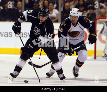 6. April 2008 - Los Angeles, Kalifornien - Los Angeles Kings Center Brad Richardson (15) steuert den Puck hinter Atlanta Thrashers Rechtsaußen Niclas Bergfors (18) bei einem NHL Eishockey-Spiel im Staples Center auf Dienstag, 12. Oktober 2010, in Los Angeles. (SGVN/Personal Foto von Keith Birmingham/Sport) (Kredit-Bild: © San Gabriel Valley Tribune/ZUMApress.com) Stockfoto