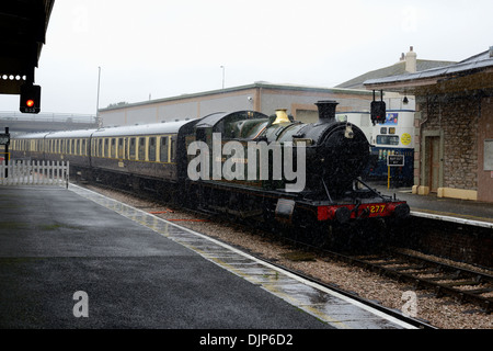 Dampf Lok 'Hercules' GWR 4200 Klasse - Anzahl 4277 Eingabe Churston Bahnhof bei Starkregen Stockfoto