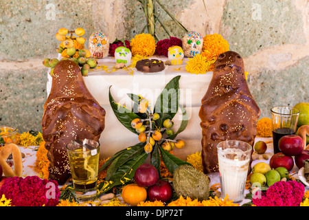 Ein Altar oder Ofrendas richten Sie zur Feier des Tages der Toten Festival 1. November 2013 in Oaxaca, Mexiko. Stockfoto