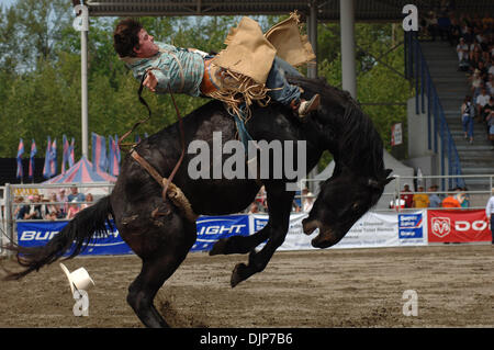 18. Mai 2008 konkurriert - Cloverdale, British Columbia, Kanada - Cowboy in Bareback Riding Kategorie Jahresveranstaltung Cloverdale Professional Rodeo. Das Rodeo wurde zuerst in 1945 statt und war so beliebt, dass es von den unteren Fraser Valley Agricultural Association im Jahr 1947 übernommen wurde. 1962 wurde die Messe von Fraser Valley Exhibition Society übernommen, und im Jahr 1994, der Messe statt und Stockfoto