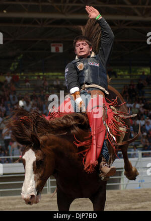 18. Mai 2008 konkurriert - Cloverdale, British Columbia, Kanada - Cowboy in Bareback Riding Kategorie Jahresveranstaltung Cloverdale Professional Rodeo. Das Rodeo wurde zuerst in 1945 statt und war so beliebt, dass es von den unteren Fraser Valley Agricultural Association im Jahr 1947 übernommen wurde. 1962 wurde die Messe von Fraser Valley Exhibition Society übernommen, und im Jahr 1994, der Messe statt und Stockfoto