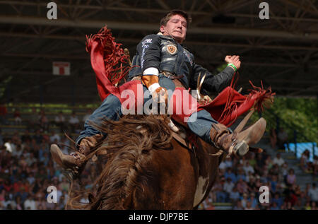 18. Mai 2008 konkurriert - Cloverdale, British Columbia, Kanada - Cowboy in Bareback Riding Kategorie Jahresveranstaltung Cloverdale Professional Rodeo. Das Rodeo wurde zuerst in 1945 statt und war so beliebt, dass es von den unteren Fraser Valley Agricultural Association im Jahr 1947 übernommen wurde. 1962 wurde die Messe von Fraser Valley Exhibition Society übernommen, und im Jahr 1994, der Messe statt und Stockfoto