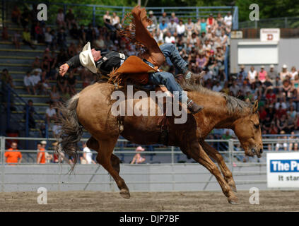 18. Mai 2008 konkurriert - Cloverdale, British Columbia, Kanada - Cowboy in Bareback Riding Kategorie Jahresveranstaltung Cloverdale Professional Rodeo. Das Rodeo wurde zuerst in 1945 statt und war so beliebt, dass es von den unteren Fraser Valley Agricultural Association im Jahr 1947 übernommen wurde. 1962 wurde die Messe von Fraser Valley Exhibition Society übernommen, und im Jahr 1994, der Messe statt und Stockfoto
