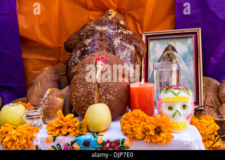 Ein Altar oder Ofrendas richten Sie zur Feier des Tages der Toten Festival 1. November 2013 in Oaxaca, Mexiko. Stockfoto