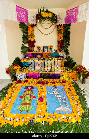 Ein Altar oder Ofrendas richten Sie zur Feier des Tages der Toten Festival 1. November 2013 in Oaxaca, Mexiko. Stockfoto