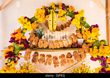 Ein Altar oder Ofrendas richten Sie zur Feier des Tages der Toten Festival 1. November 2013 in Oaxaca, Mexiko. Stockfoto